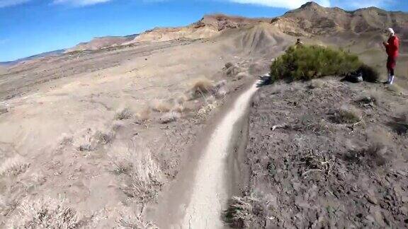 山地自行车沙漠通道的第一人称视角