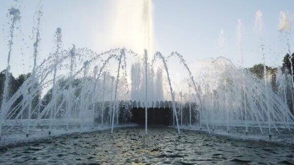 日落时公园里的喷泉慢动作