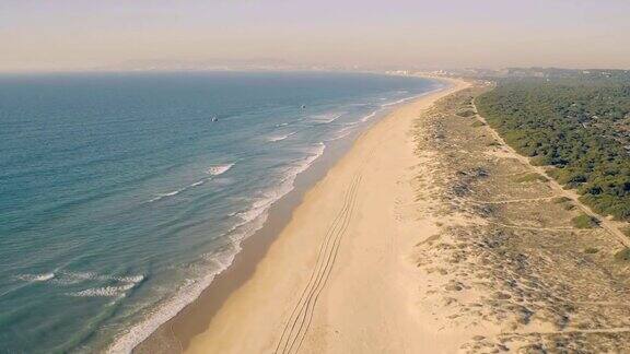 海洋海滩上空鸟瞰图