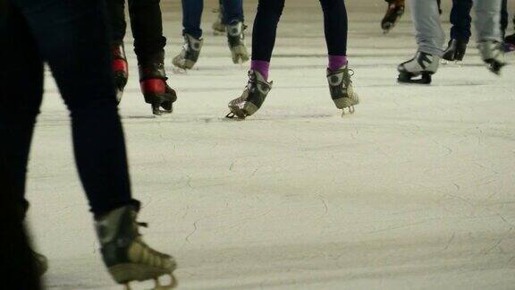 在城市的溜冰场上滑冰冬季运动冰乐趣圣诞树