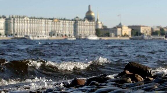 慢动作:大波浪的涅瓦河在城市景观背景在夏天-圣彼得堡俄罗斯