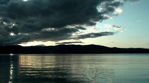 贝加尔湖上壮观的日出