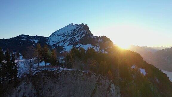 瑞士格拉鲁斯州的壮丽鸟瞰图难忘的日落还有格拉纳阿尔卑斯山和瓦伦湖的景色多美好的一天啊