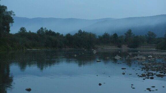 日落时山间河流的风景