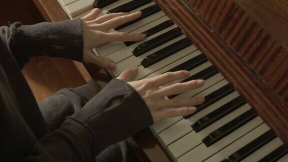 这位年轻女子热情而热情地弹奏着老式钢琴
