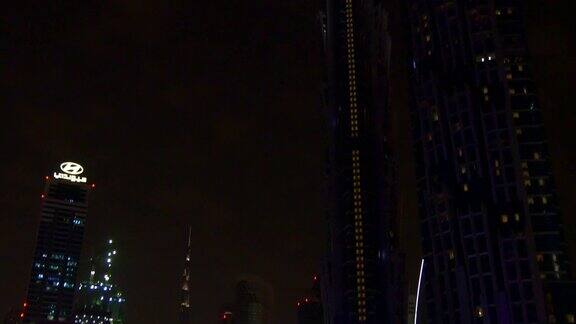 迪拜水渠市中心海湾夜晚灯火通明的4k阿拉伯联合酋长国全景