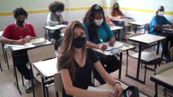 学生戴着口罩在教室里的肖像
