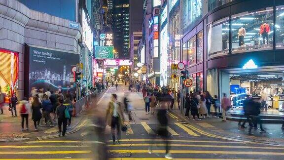行人穿过香港中环市中心的街道