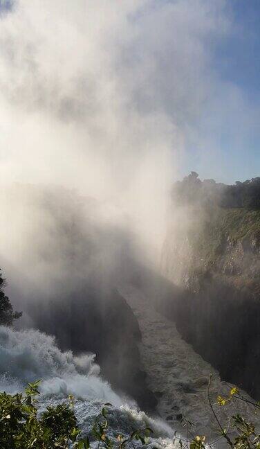 垂直的鸟瞰维多利亚瀑布边缘水雾飘过的壮观景象联合国教科文组织世界遗产