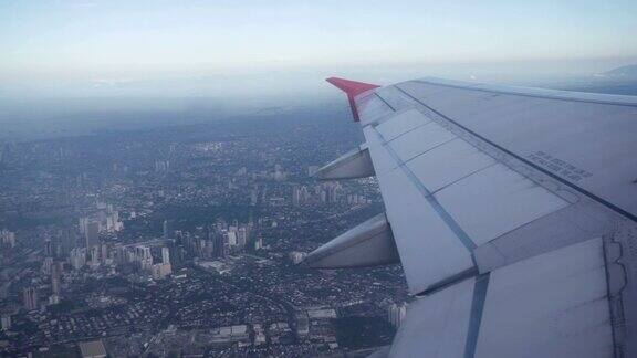 从飞机窗口观看马尼拉菲律宾