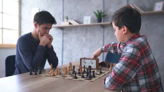 两个聪明的男孩在下棋