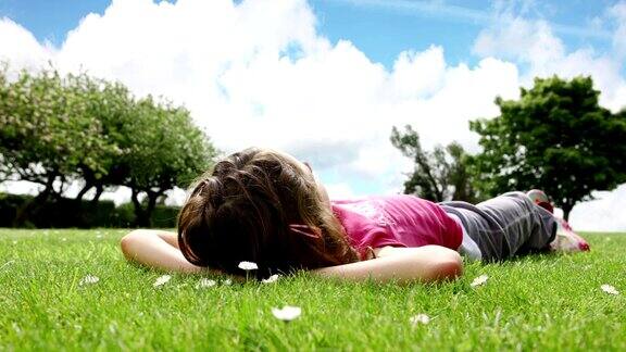朵莉:女孩躺在草地上