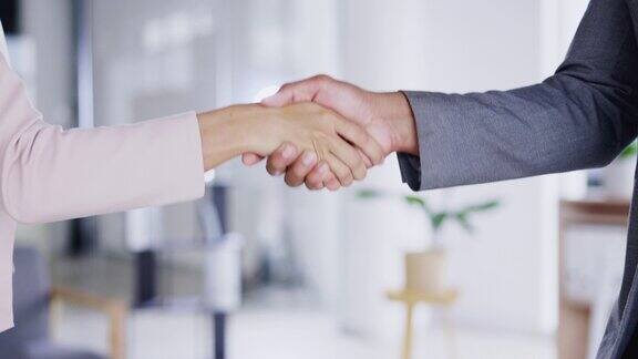 伙伴关系、合作和办公室握手以达成业务交易、协议或介绍男人女人和握手祝贺机会或b2b招聘和欢迎到公司