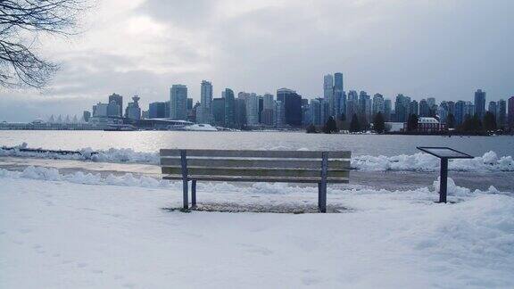 暴风雪后的城市公园长椅