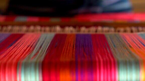 妇女编织传统的泰国织物