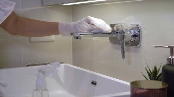管家用白色手套擦拭金属浴室水龙头、水槽消毒湿巾、预防冠状病毒covid-19、家居清洁抗菌湿巾、卫生生活方式、白色陶瓷材料