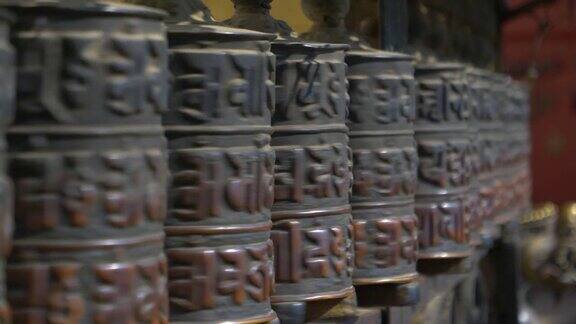 特写:电影拍摄的金属祈祷轮在印度教寺庙内旋转