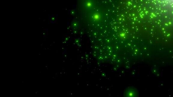 在黑暗的背景上飞绿色的小颗粒和星星