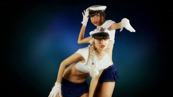 穿着海军制服的舞者