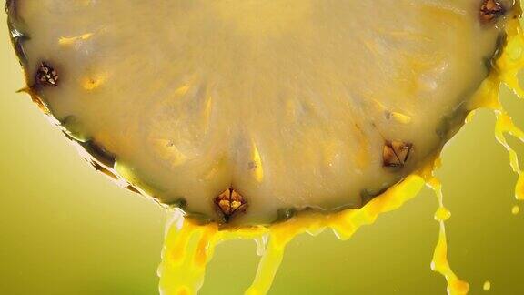 从菠萝片中流出的菠萝汁微距慢镜头