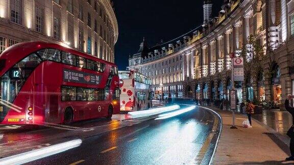 英国伦敦摄政街的城市夜间交通人群行人和游客等待公共汽车的时间推移