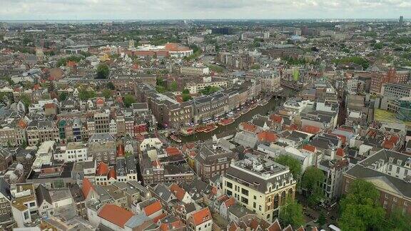 白天飞越阿姆斯特丹城市中心交通街道运河航拍4k荷兰