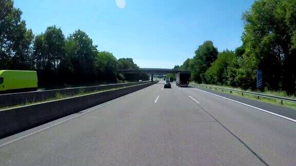 在德国高速公路上行驶的一辆延时车