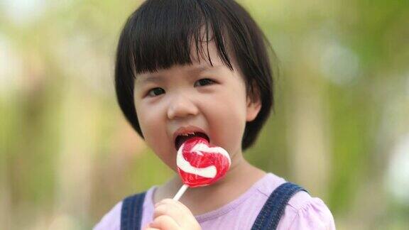 亚洲小女孩在吃棒棒糖