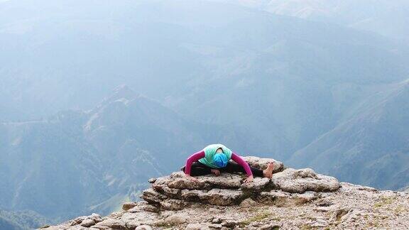 在山上练习瑜伽的年轻女子