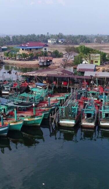 贡布市南部的PrekKampong河上的渔船航拍
