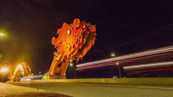 越南中部岘港市一座五彩缤纷的龙桥的夜景