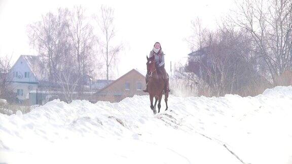 长发女骑手狂野而快速地骑着黑马穿越雪地慢镜头