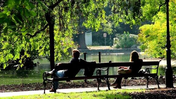 男女分开在公园长椅上浪漫约会美丽的欧洲文化和风景旅游观光游览奥地利地标世界旅行西欧旅行城市景观户外拍摄