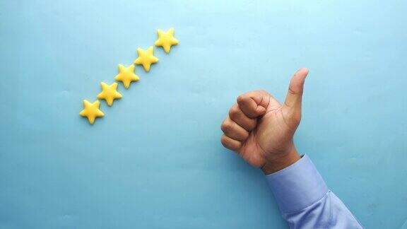 客户审查在蓝色的背景上评级金色的星星