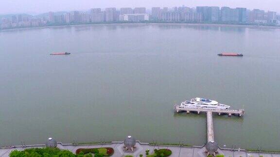 现代城市杭州的和河上的游船
