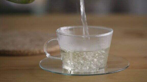 将热薄荷茶倒入透明玻璃茶杯中