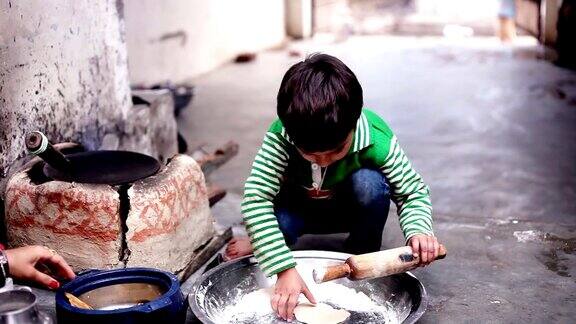 小男孩在做饭