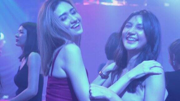 两个亚洲女孩在夜总会跳舞快乐的心情