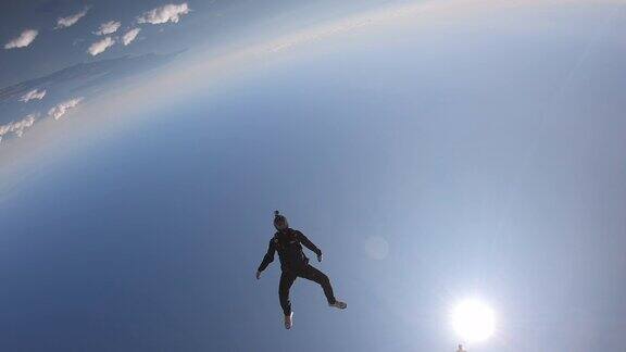 空中跳水者在自由落体表演杂技
