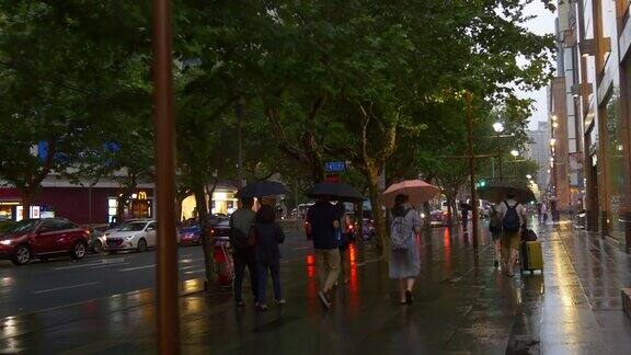 雨天晚上时间上海城市交通街道人行道全景4k中国