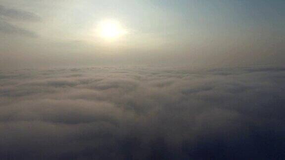 空中飞越云层在日出上升运动