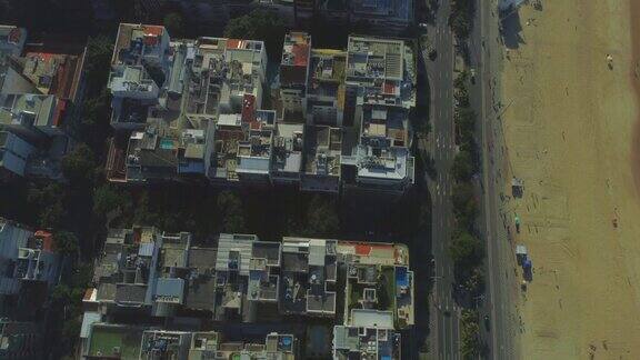 巴西里约热内卢海滨道路和建筑物的自顶向下的空中拍摄