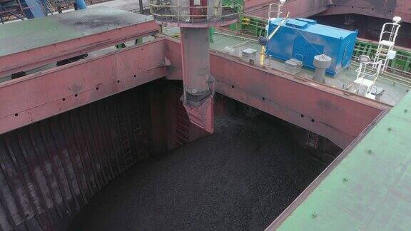 海运货舱装煤