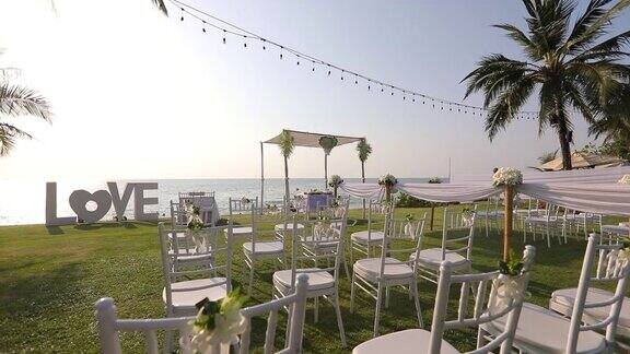 海滩上举行了一场美丽的婚礼