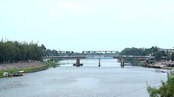 河上的铁路桥