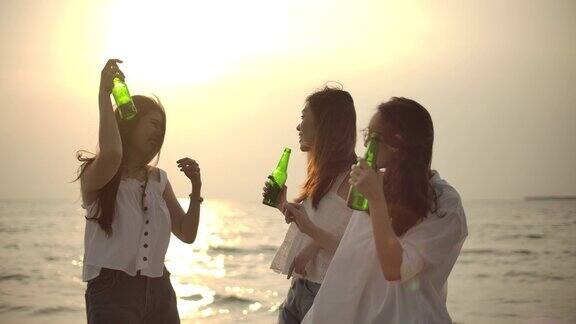 亚洲女性朋友在海滩上举行日落派对