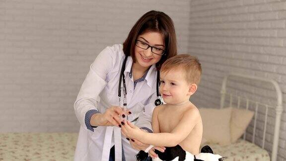 小儿科医生在打针前玩小孩