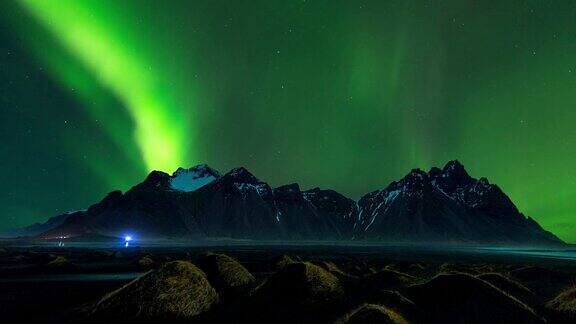 时间流逝:冰岛Vestrahorn山的北极光(北极光)
