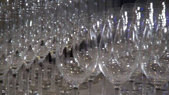 近距离的透明玻璃酒杯在宴会桌上闪闪发光