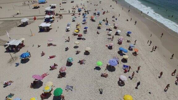 这是巴西里约热内卢伊帕内玛海滩美好的一天
